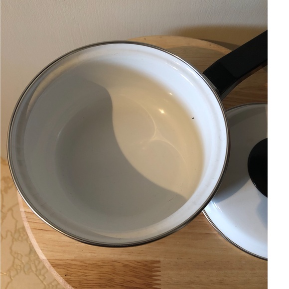 Vintage white and flowers enamel pot with lid and plastic handle EUC - Picture 2 of 6